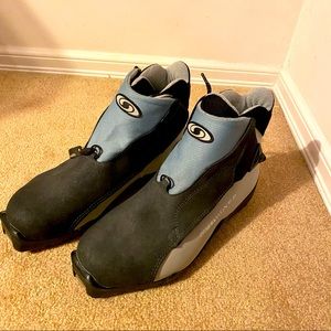 Saloman Womens 9.5 ski boots
